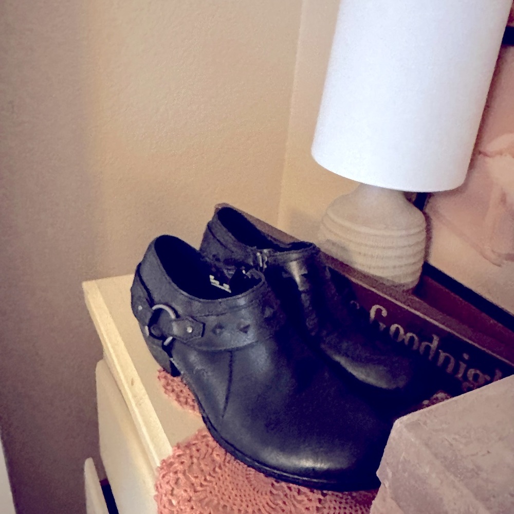 Gorgeous Born black booties with harness that zip on the sides🦋